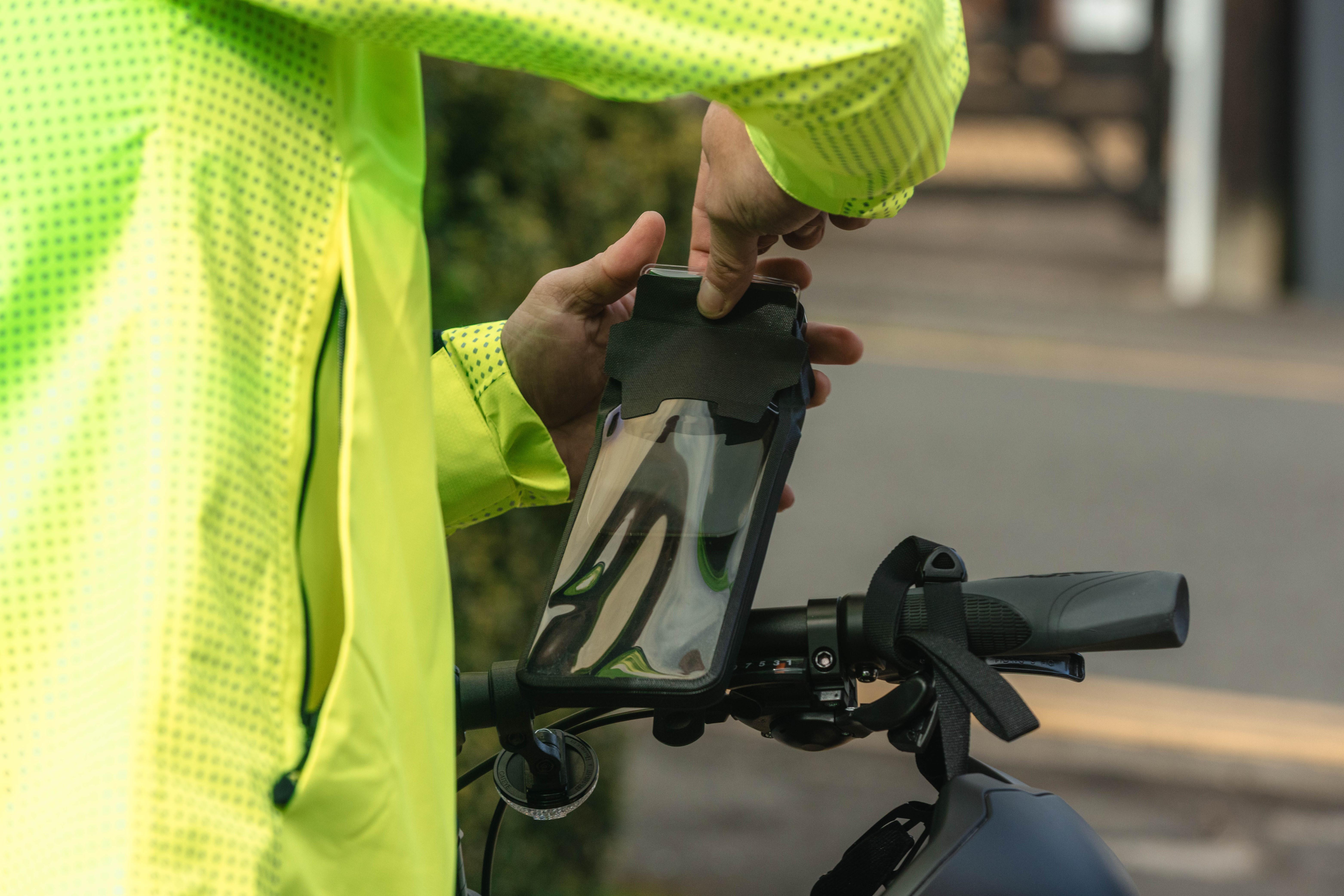 Halfords Advanced Waterproof Phone Mount