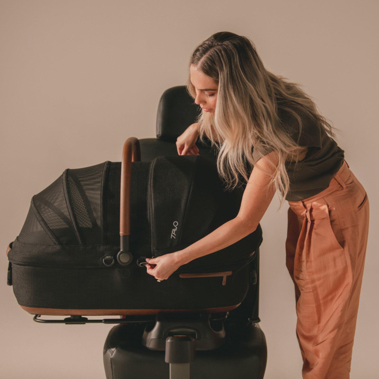 Tavo Maeve Medium Dog Car Seat with Car Seat Base - Rigid Onyx