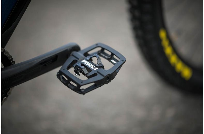 DMR Versa Pedals, Red DMR Versa Pedals, Red