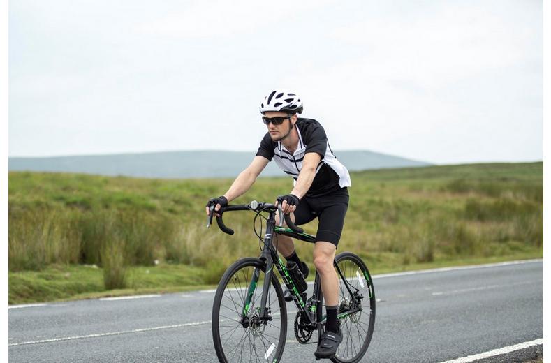 Halfords Road Helmet, Black/White Gloss - Medium Halfords Road Helmet, Black/White Gloss - Medium
