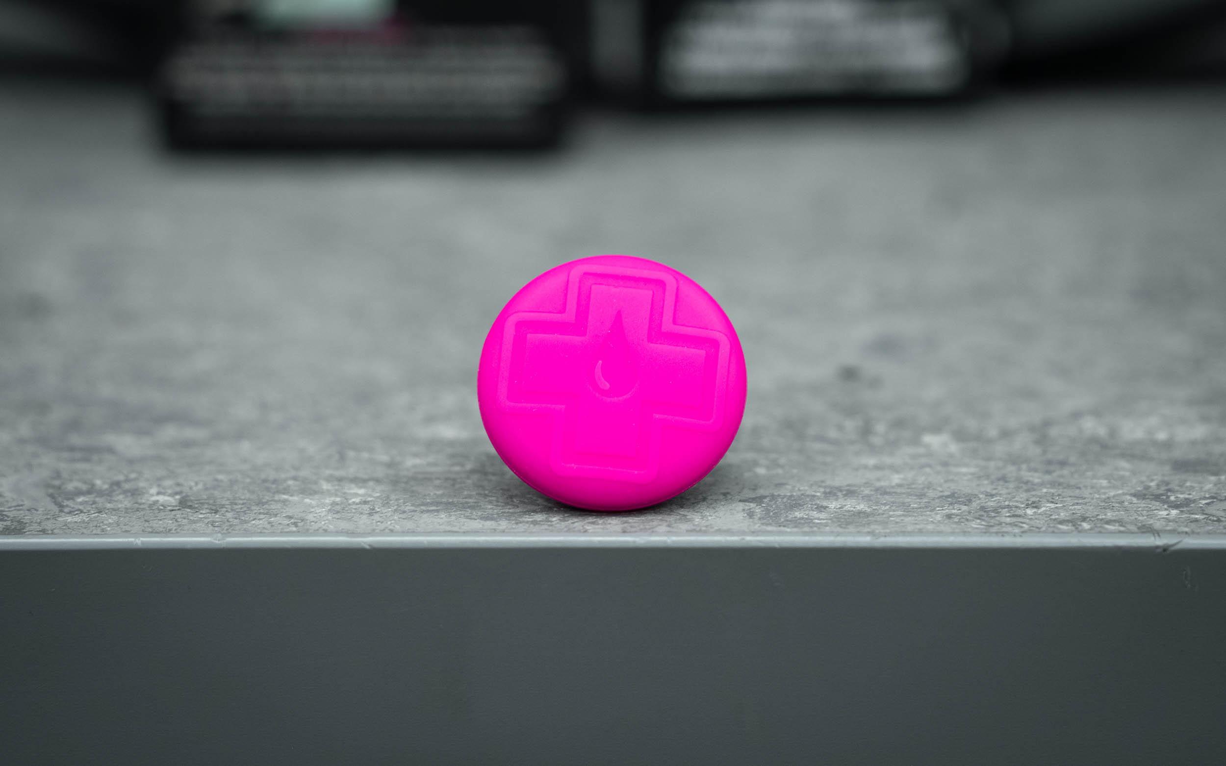 Muc-Off Tubeless Tag Holder, Black/Pink