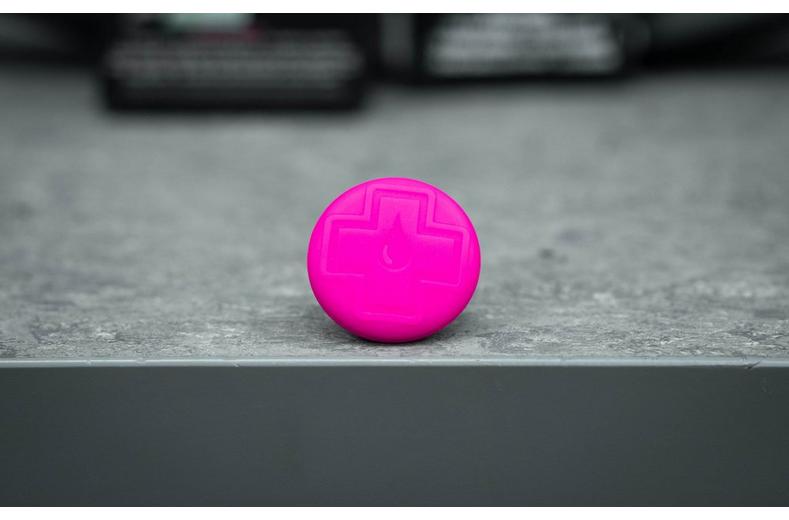 Muc-Off Tubeless Tag Holder, Black/Pink Muc-Off Tubeless Tag Holder, Black/Pink