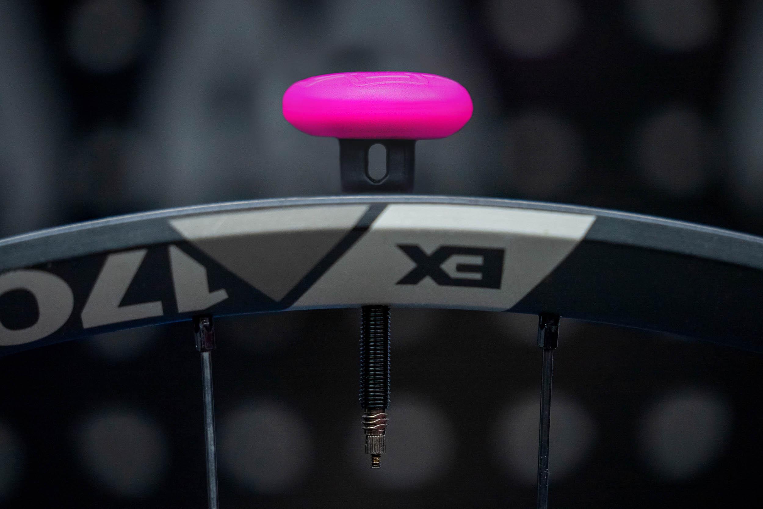 Muc-Off Tubeless Tag Holder, Black/Pink