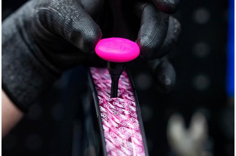 Muc-Off Tubeless Tag Holder, Black/Pink Muc-Off Tubeless Tag Holder, Black/Pink