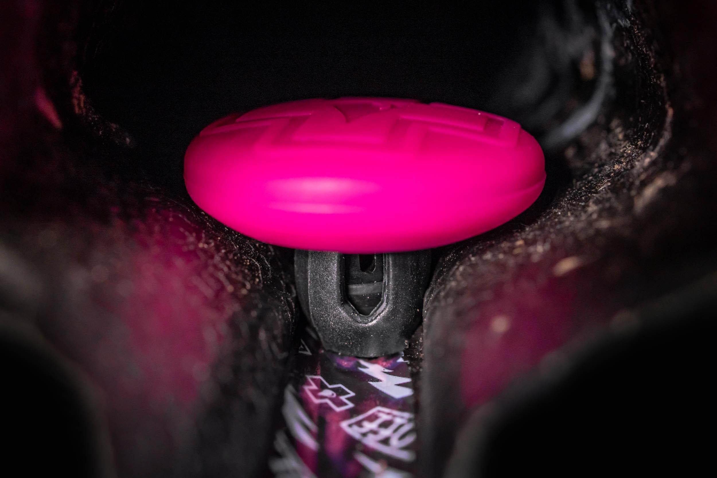 Muc-Off Tubeless Tag Holder, Black/Pink