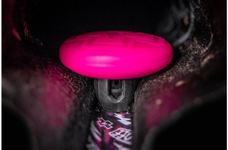 Muc-Off Tubeless Tag Holder, Black/Pink Muc-Off Tubeless Tag Holder, Black/Pink