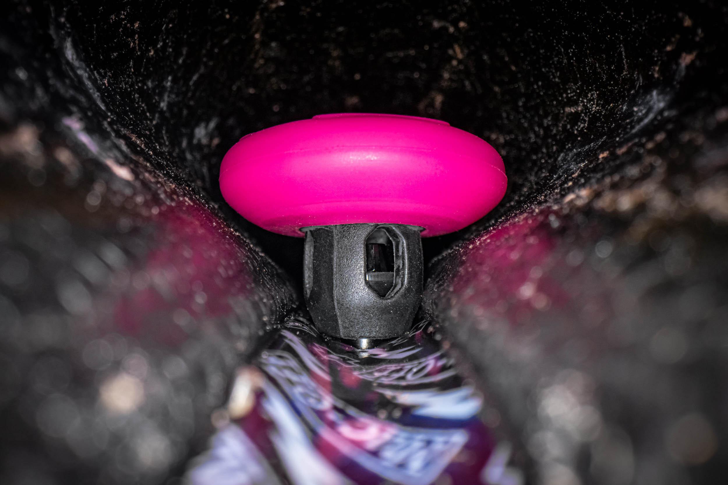 Muc-Off Tubeless Tag Holder, Black/Pink