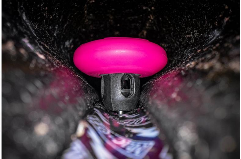 Muc-Off Tubeless Tag Holder, Black/Pink Muc-Off Tubeless Tag Holder, Black/Pink