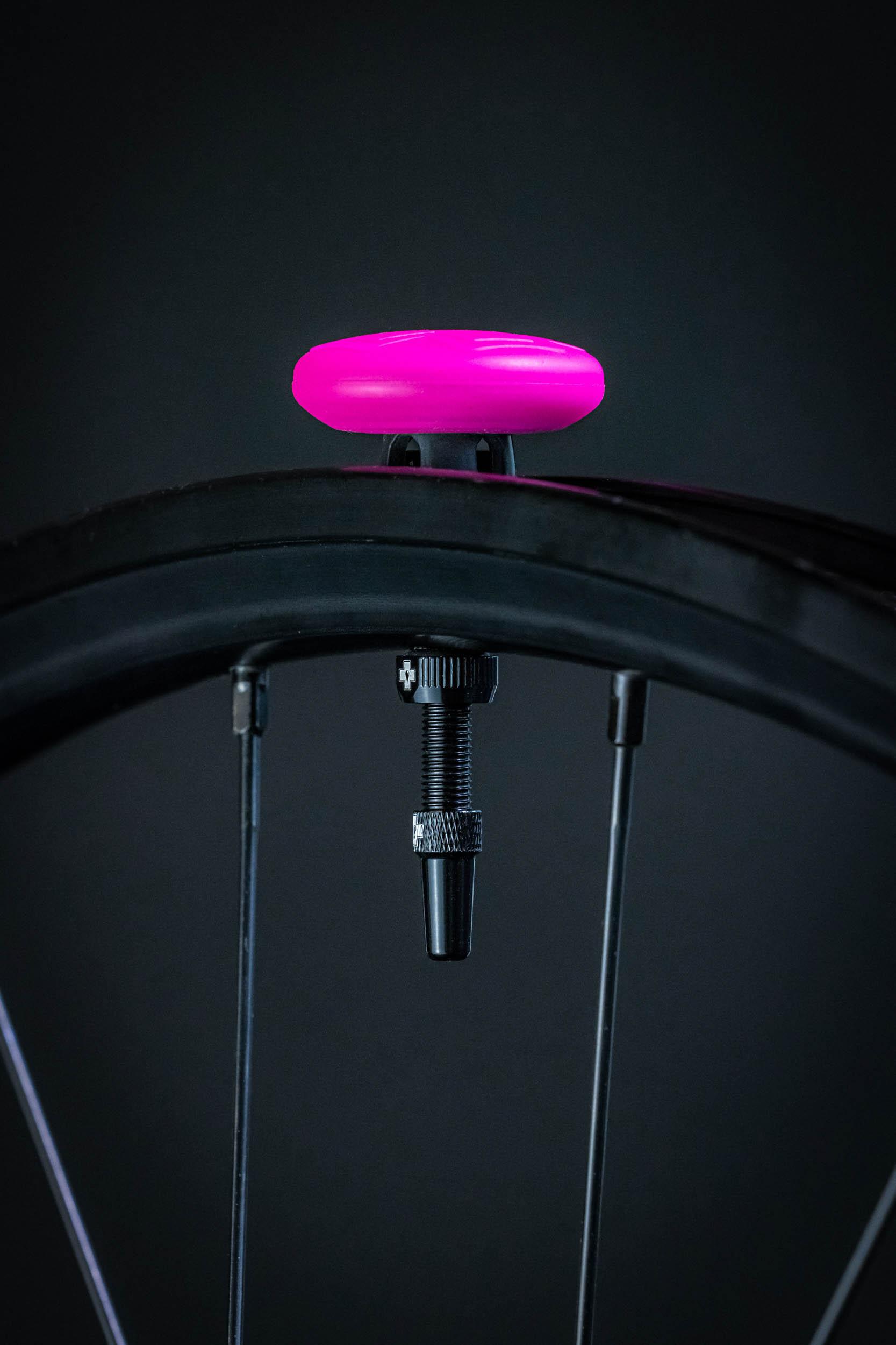 Muc-Off Tubeless Tag Holder & Valve Kit