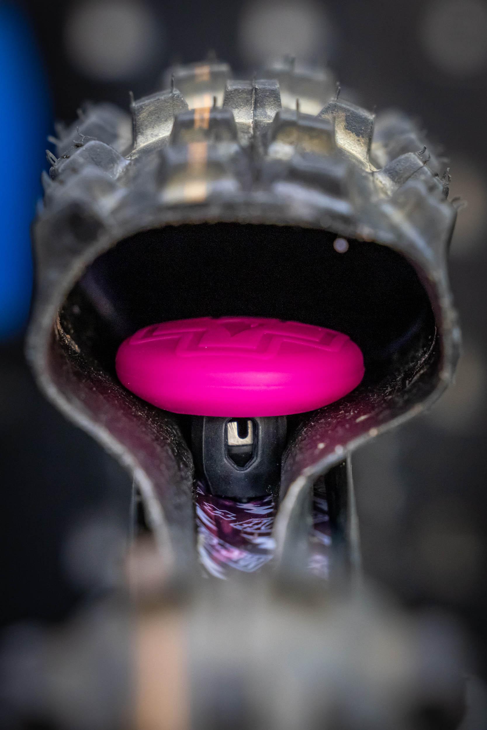 Muc-Off Tubeless Tag Holder & Valve Kit