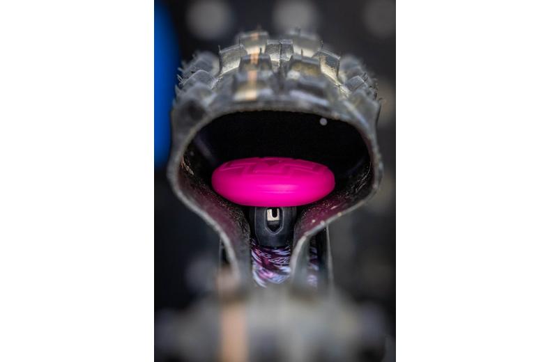 Muc-Off Tubeless Tag Holder & Valve Kit Muc-Off Tubeless Tag Holder & Valve Kit