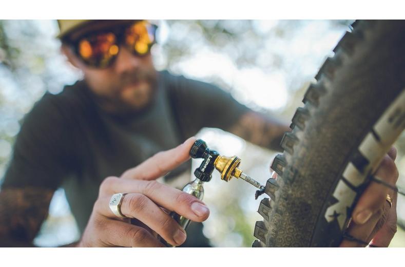 Lezyne Tubeless CO2 Blaster Lezyne Tubeless CO2 Blaster