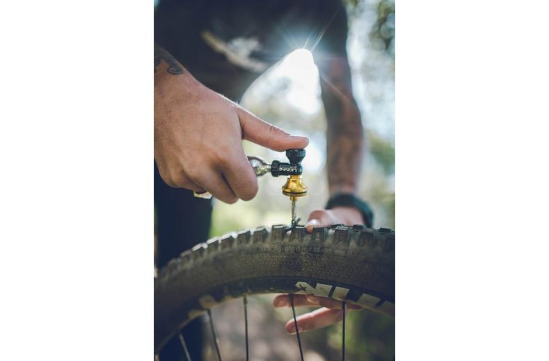 Lezyne Tubeless CO2 Blaster Lezyne Tubeless CO2 Blaster