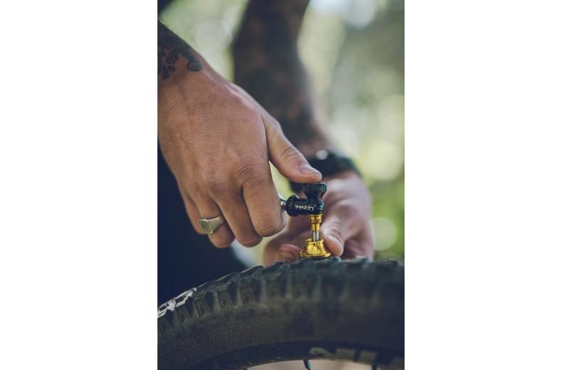 Lezyne Tubeless CO2 Blaster Lezyne Tubeless CO2 Blaster