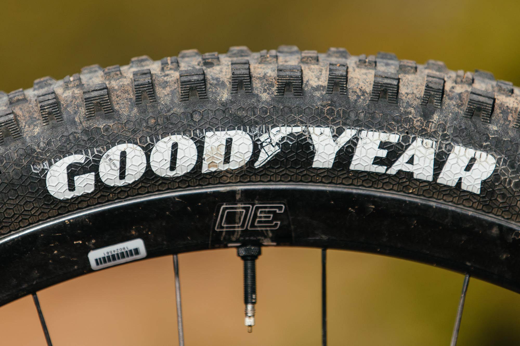 Goodyear Escape Tubeless Complete MTB Tyre, Black 27.5x2.60"