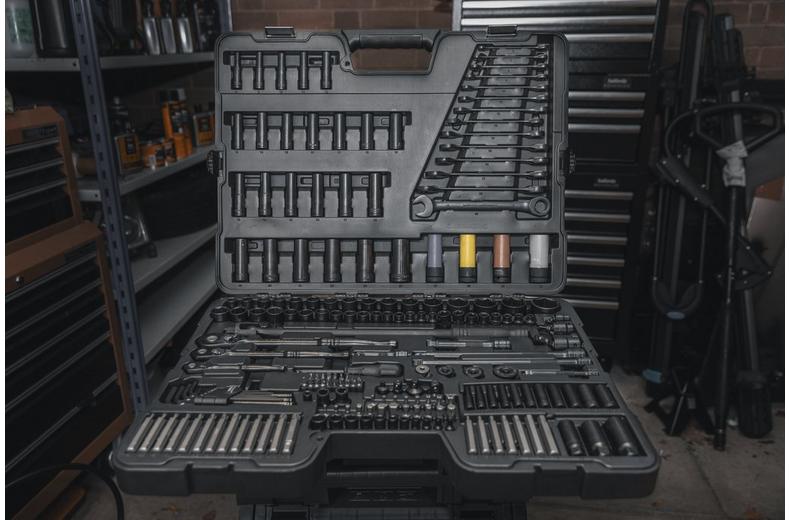 Halfords Advanced 200 Piece Socket and Ratchet Spanner Set - Limited Black Edition Halfords Advanced 200 Piece Socket and Ratchet Spanner Set - Limited Black Edition