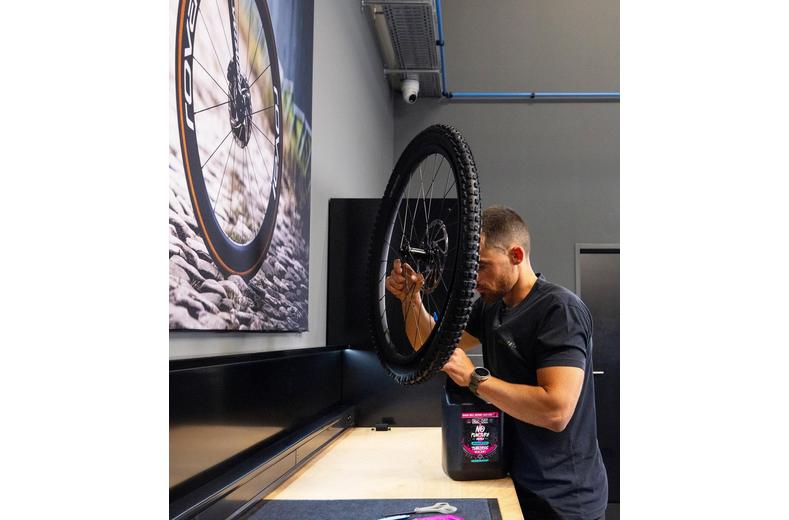 Muc-Off No Puncture Hassle Tubeless Sealant, 140ml Muc-Off No Puncture Hassle Tubeless Sealant, 140ml