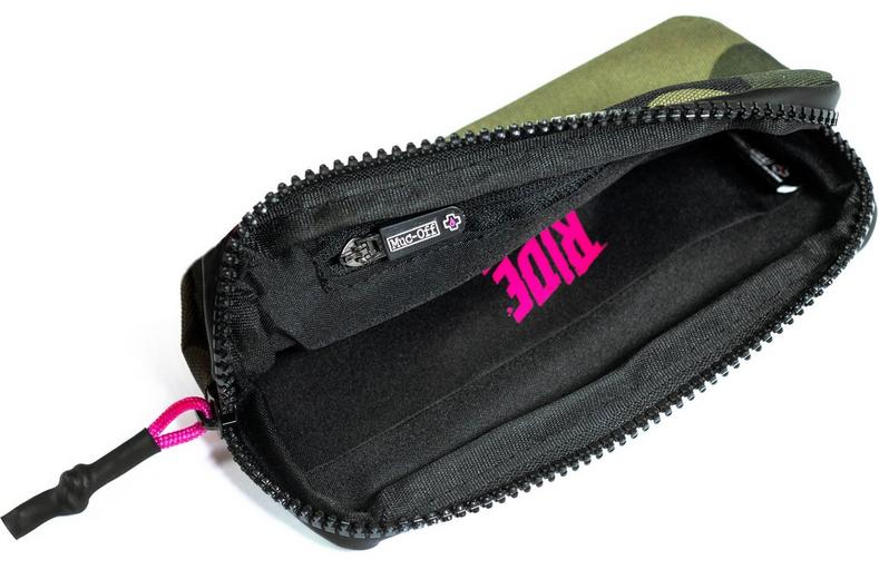 Muc-Off Essentials Case Camo Muc-Off Essentials Case Camo