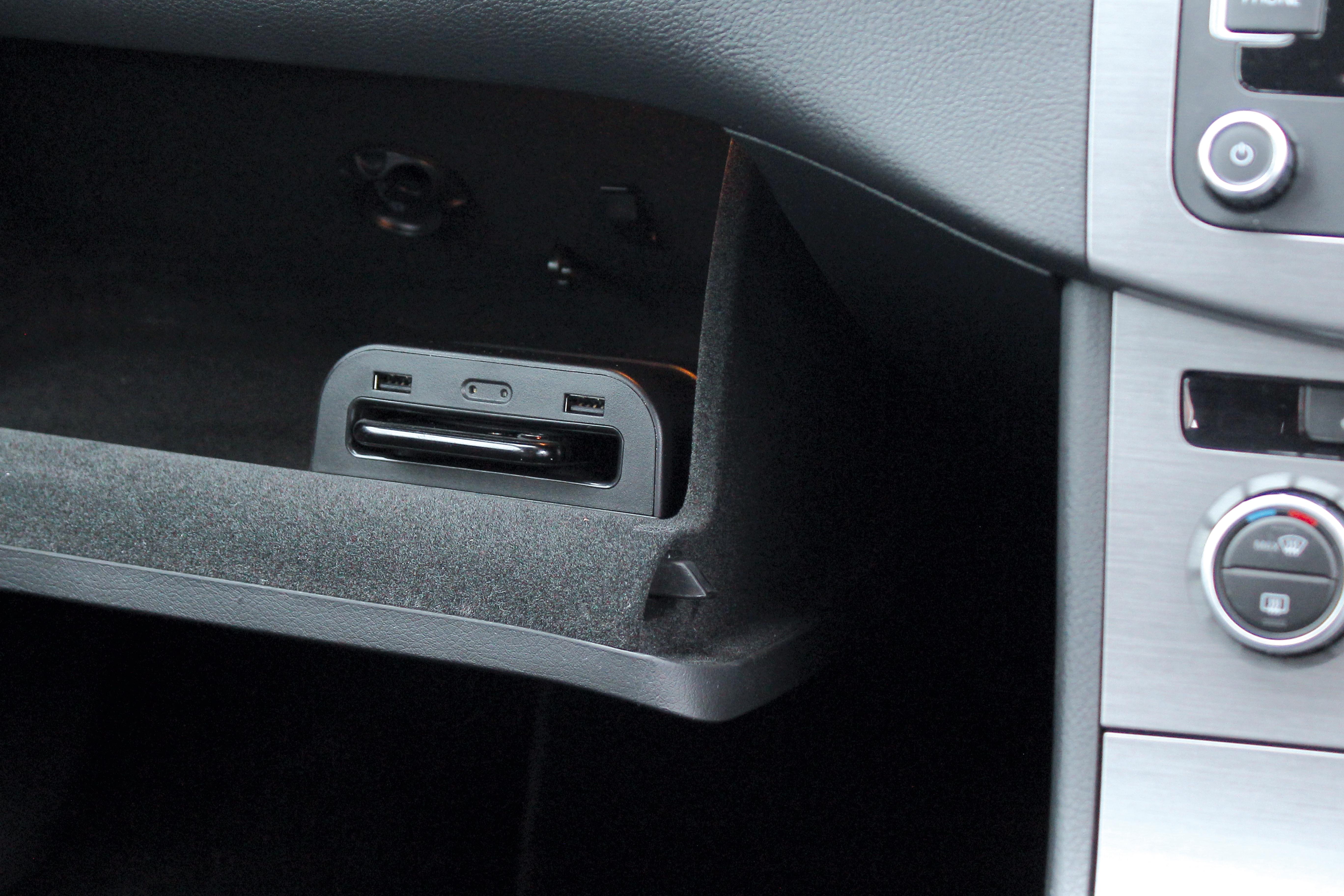 Connects2 Universal In-Car Charging Pocket