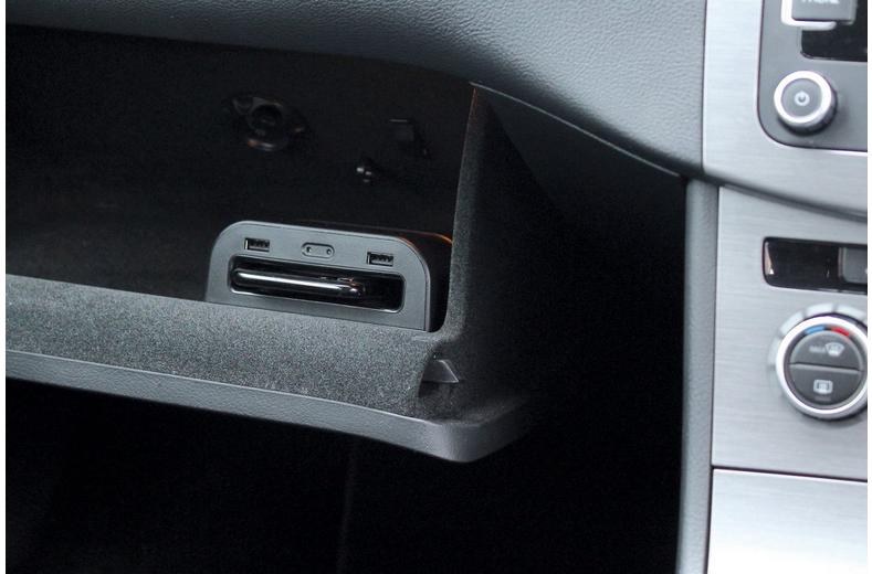 Connects2 Universal In-Car Charging Pocket Connects2 Universal In-Car Charging Pocket