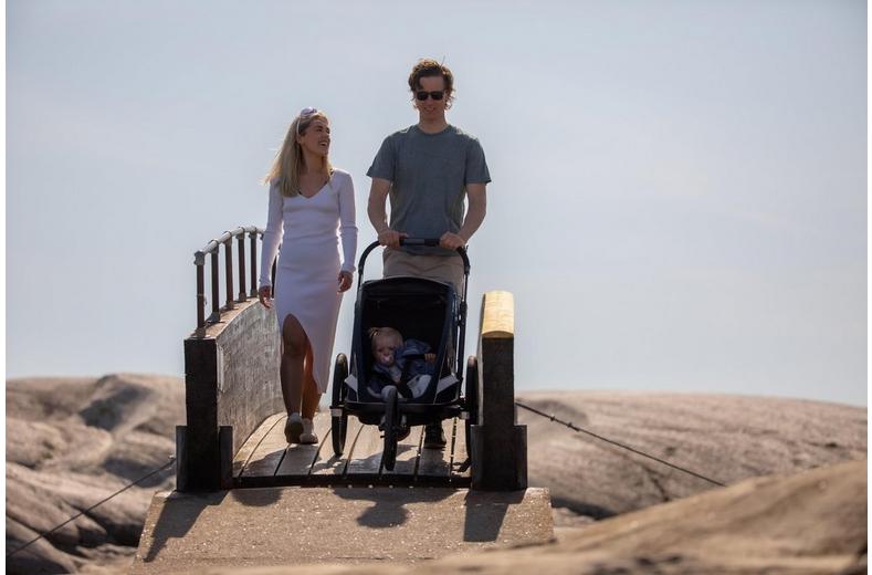 Hamax Breeze Child Bike Trailer, White/Green Hamax Breeze Child Bike Trailer, White/Green