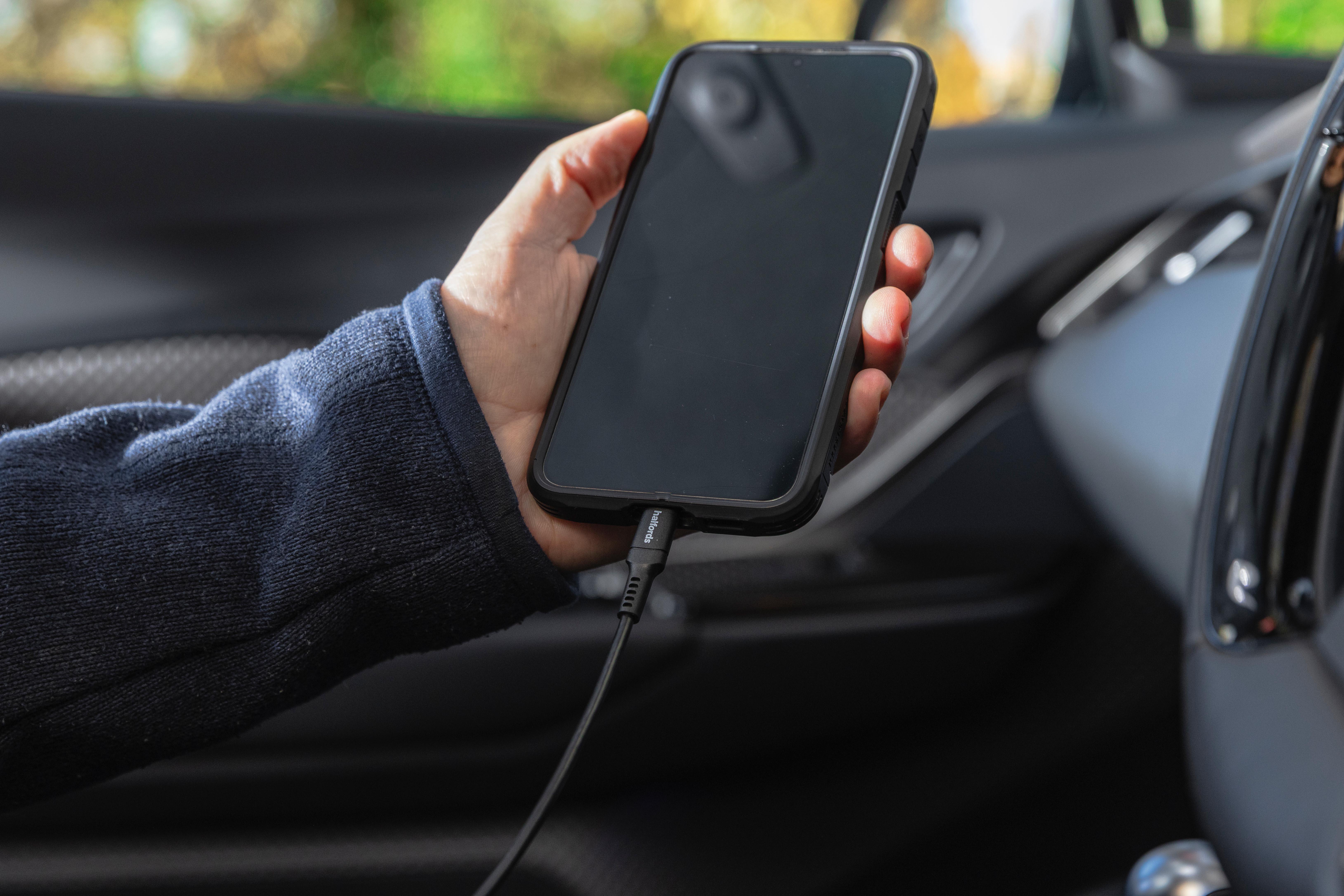 Halfords USB-A to USB-C 90cm Black