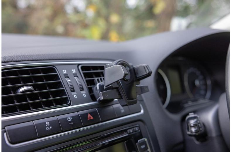 Halfords Core One Touch Vent Phone Holder Halfords Core One Touch Vent Phone Holder
