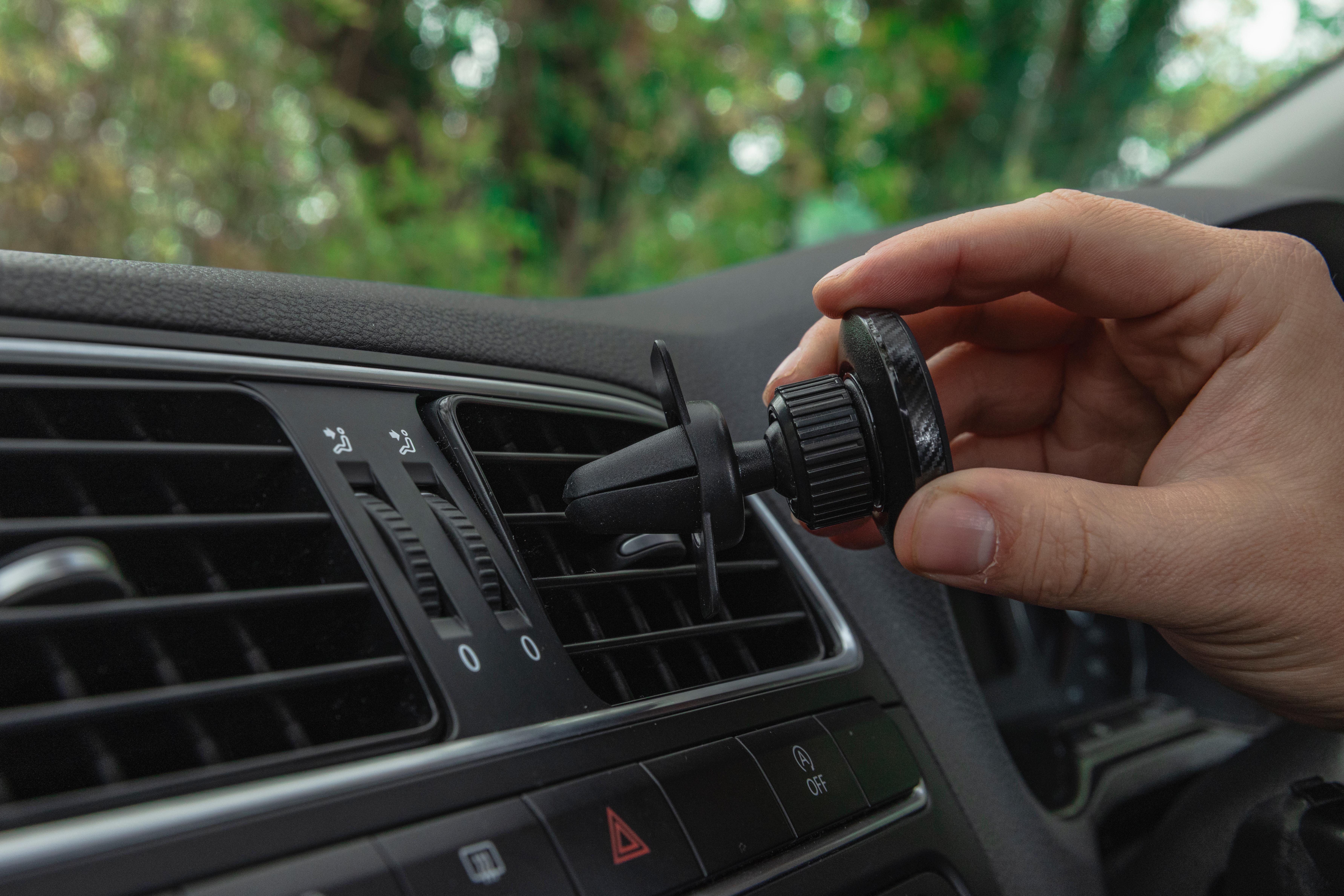 Halfords Core Magnetic Vent Phone Holder