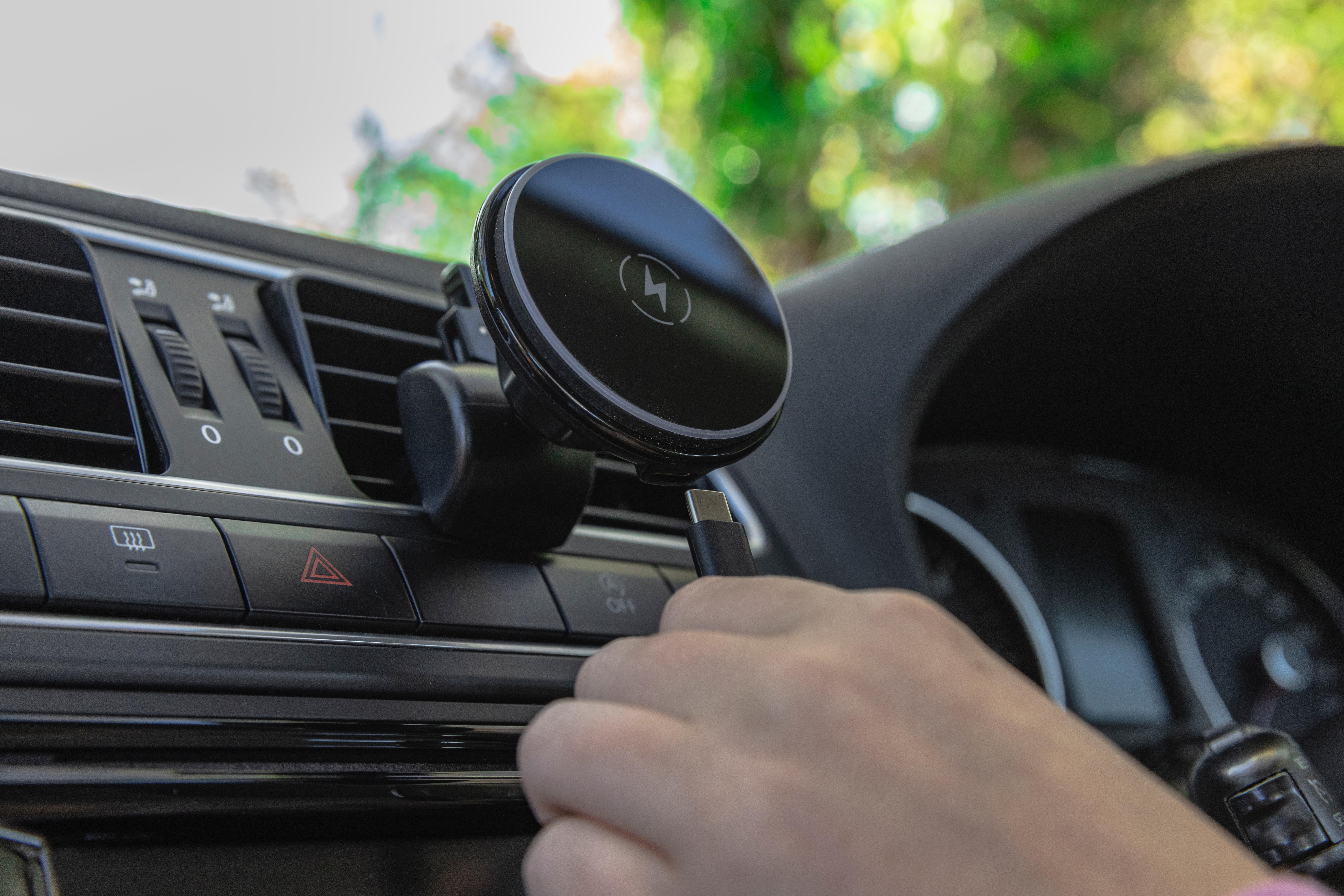 Halfords Advanced Wireless Charging Vent Phone Holder