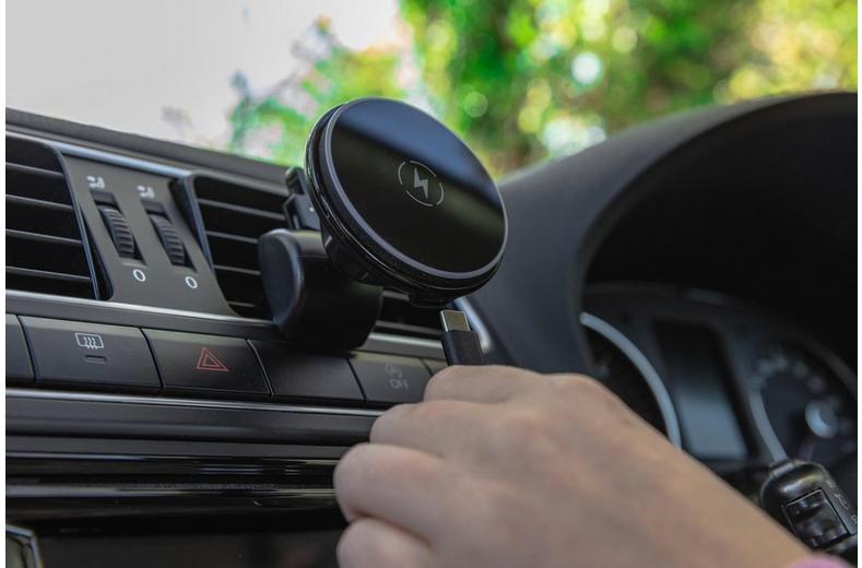 Halfords Advanced Wireless Charging Vent Phone Holder Halfords Advanced Wireless Charging Vent Phone Holder