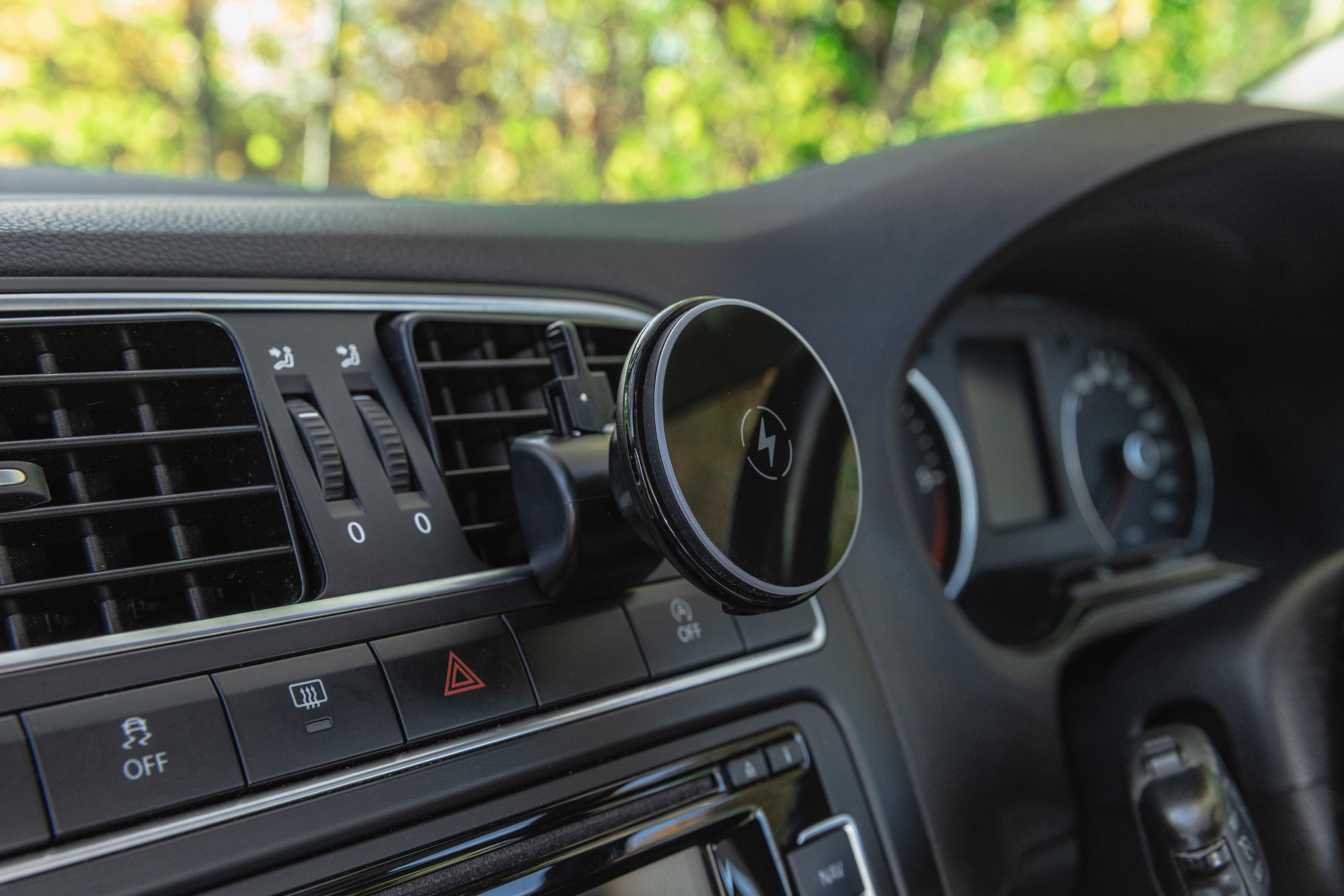 Halfords Advanced Wireless Charging Vent Phone Holder