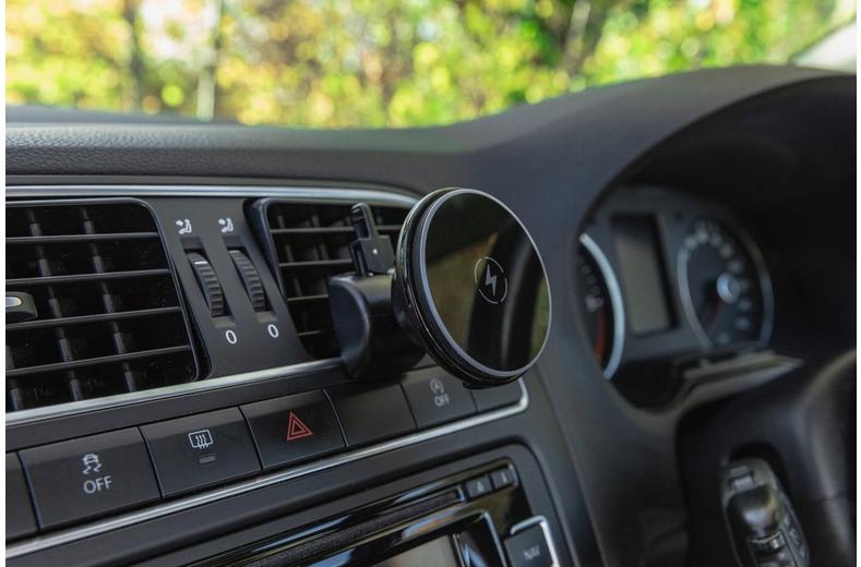 Halfords Advanced Wireless Charging Vent Phone Holder Halfords Advanced Wireless Charging Vent Phone Holder