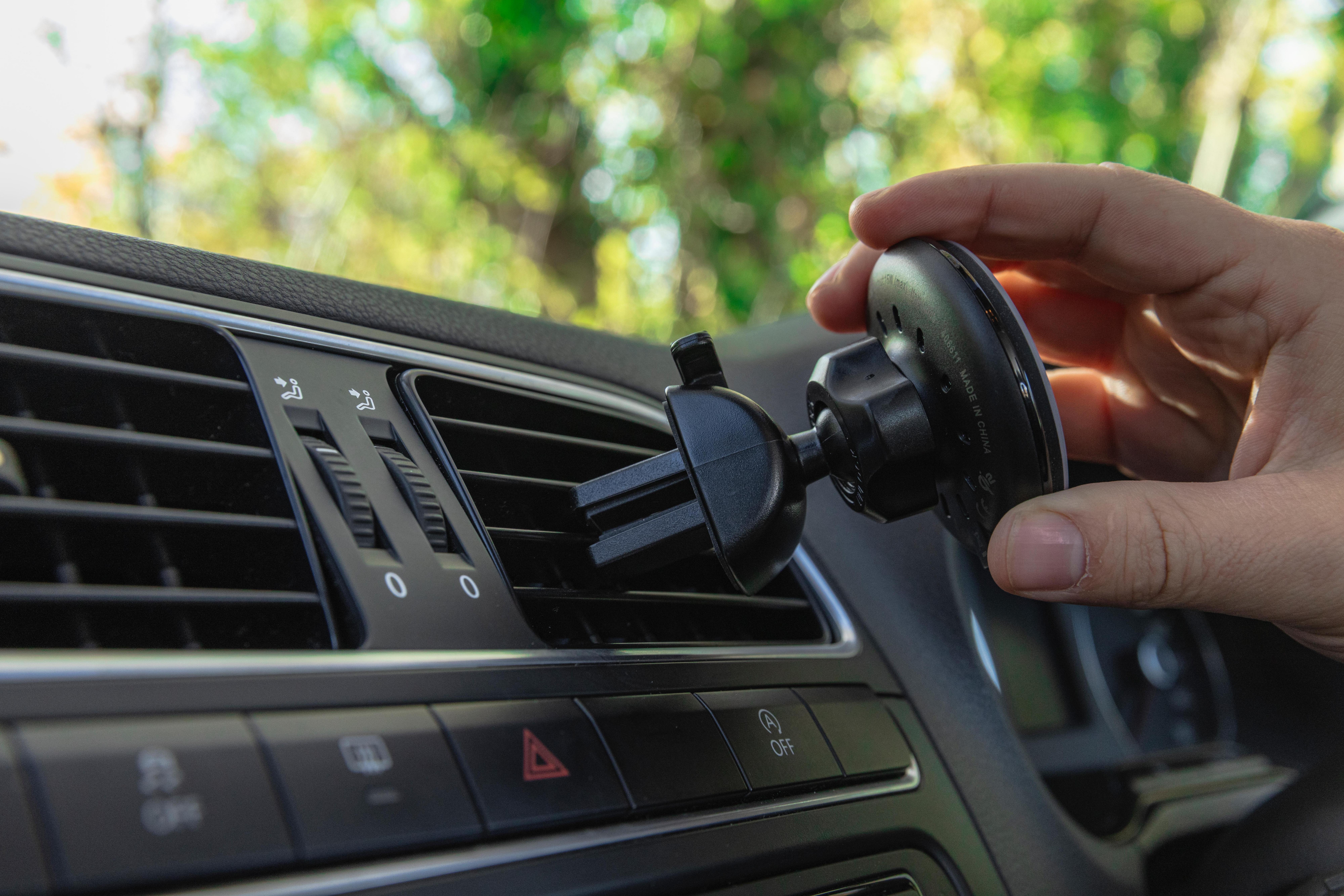 Halfords Advanced Wireless Charging Vent Phone Holder