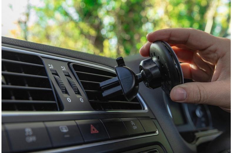 Halfords Advanced Wireless Charging Vent Phone Holder Halfords Advanced Wireless Charging Vent Phone Holder