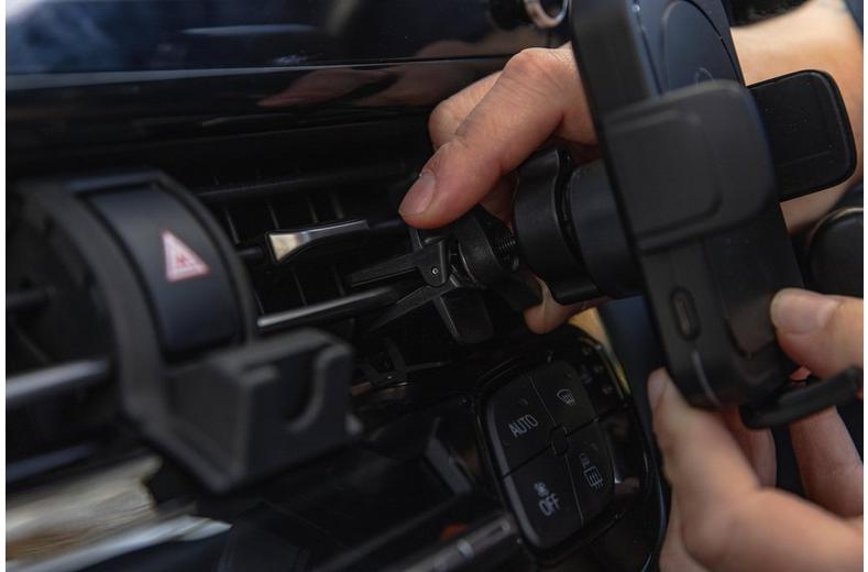 Halfords Advanced Automatic Vent Phone Holder Halfords Advanced Automatic Vent Phone Holder