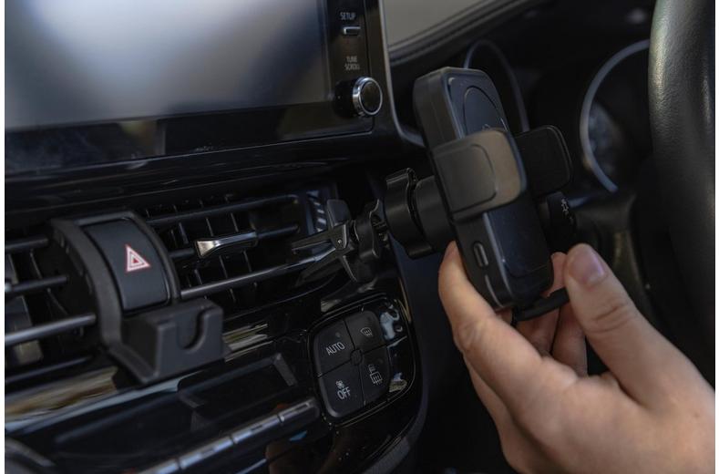 Halfords Advanced Automatic Vent Phone Holder Halfords Advanced Automatic Vent Phone Holder