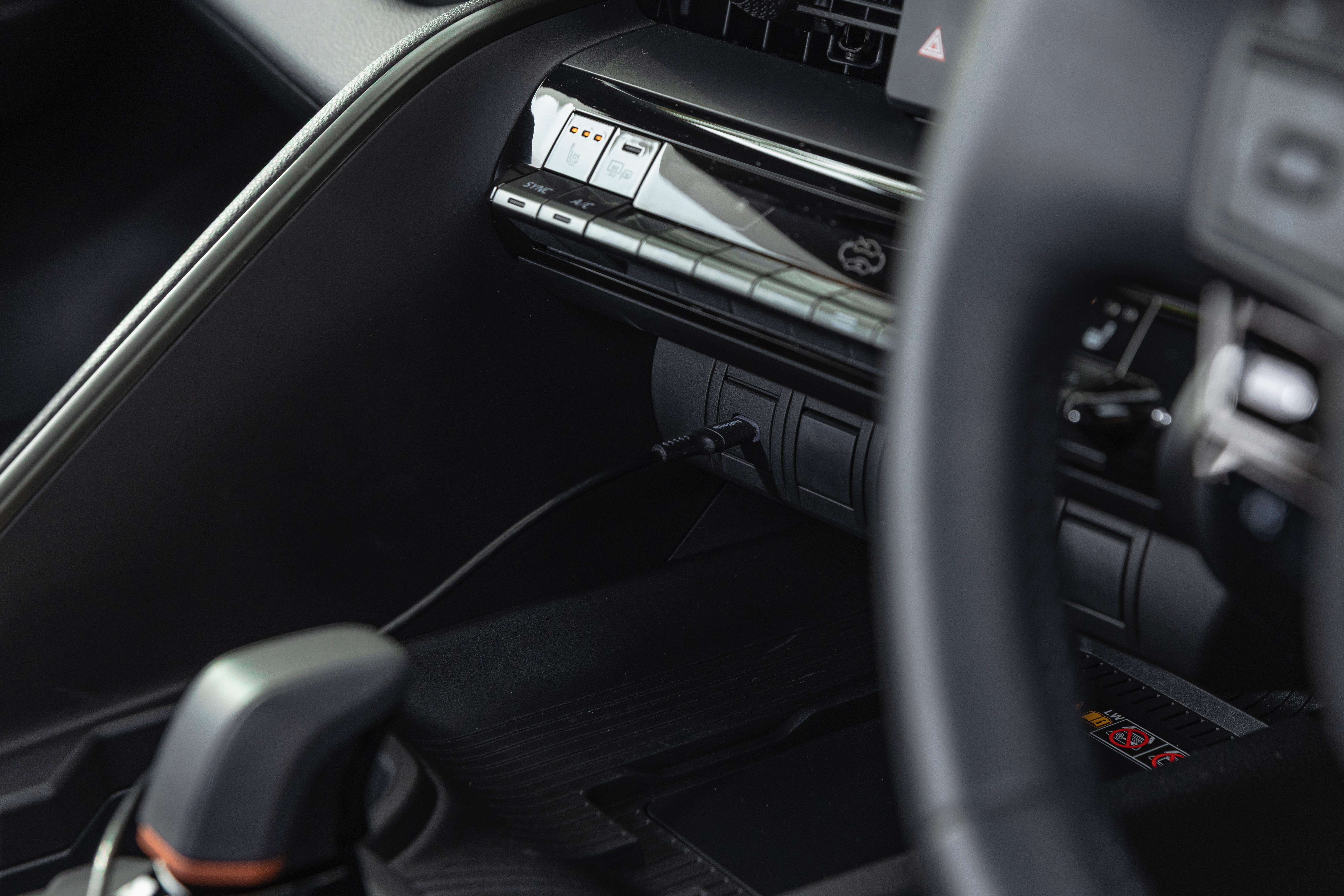 Halfords USB -C to Lightning 2m Charcoal