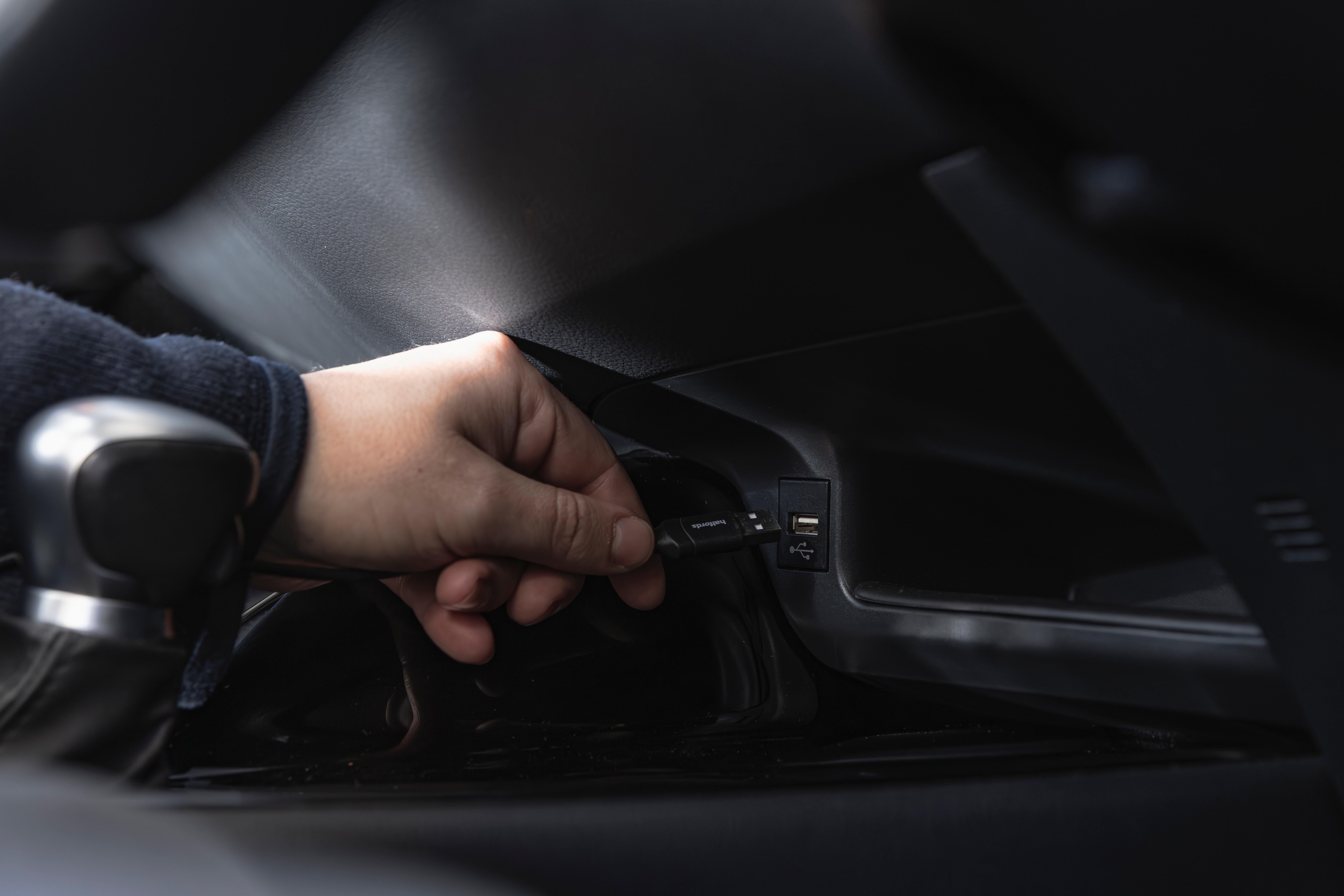 Halfords USB A-Lightning Cable 1.2m Black