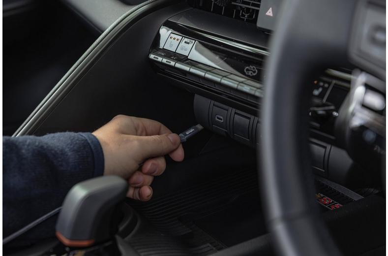 Halfords USB-C to Lightning Cable 90cm Black Halfords USB-C to Lightning Cable 90cm Black