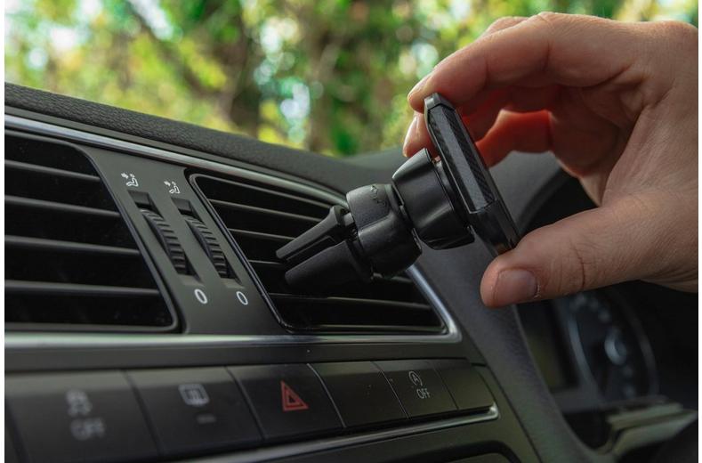 Halfords Advanced Magnetic Vent Phone Holder Halfords Advanced Magnetic Vent Phone Holder