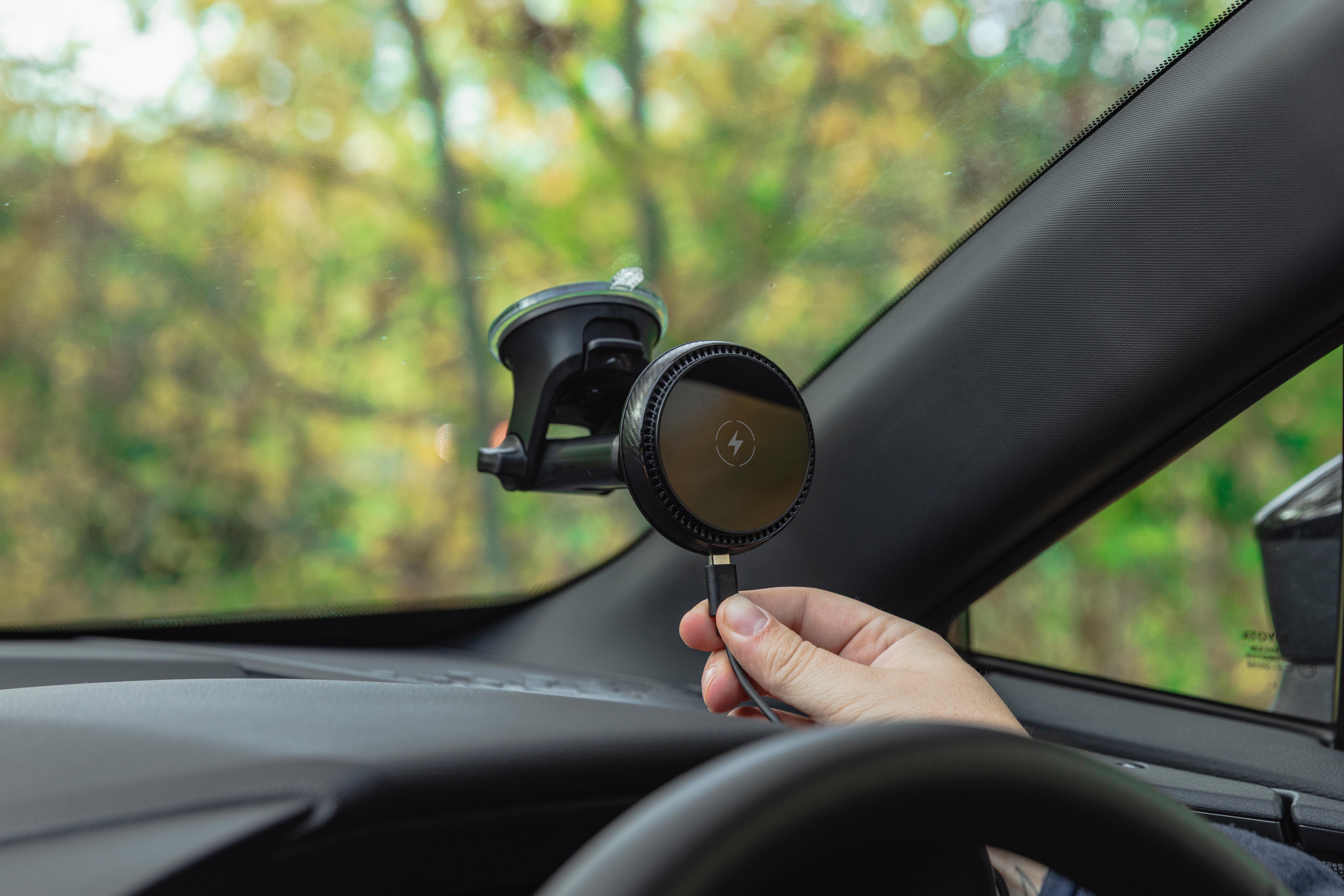 Halfords Advanced Wireless Windscreen and Dash Phone Holder