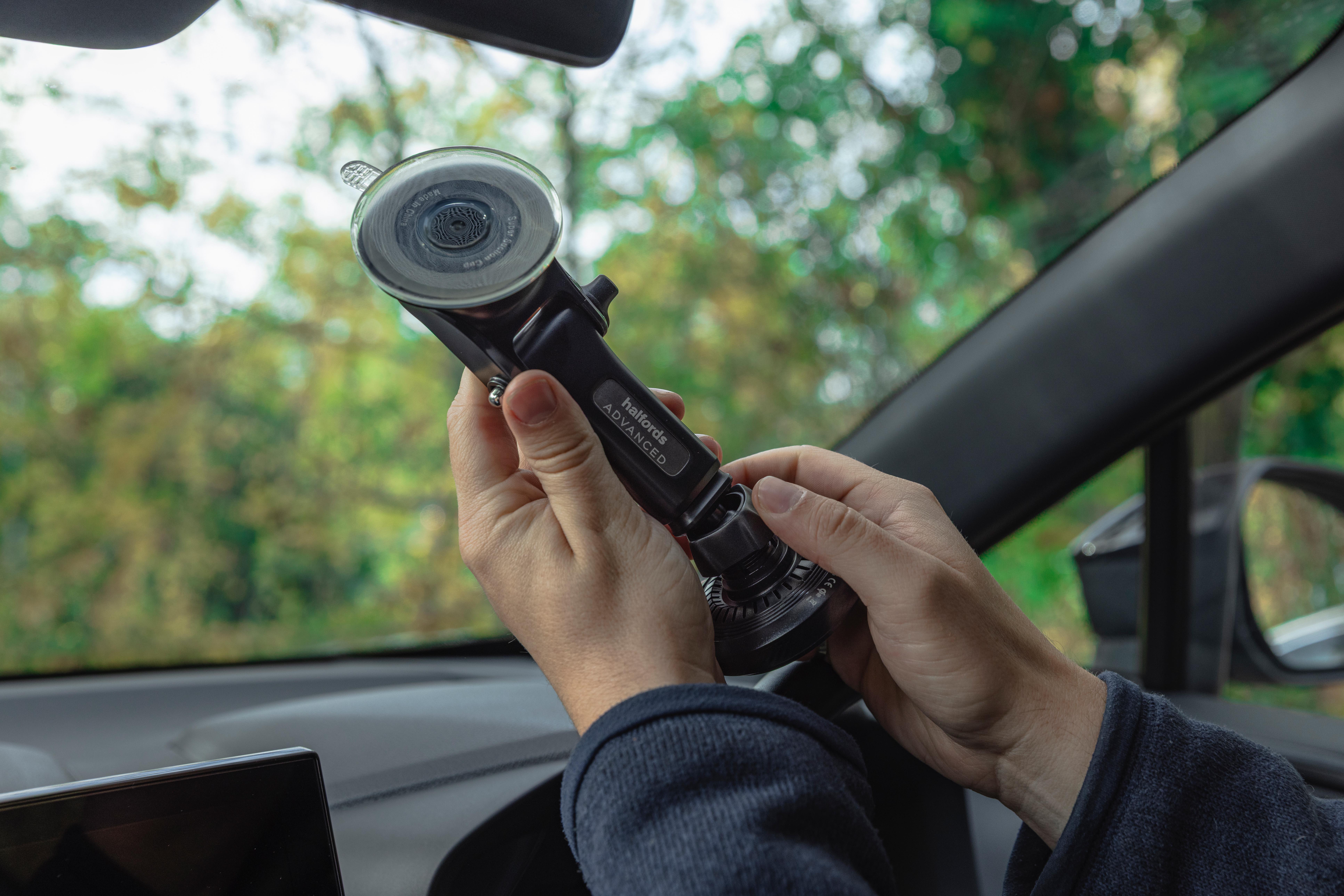 Halfords Advanced Wireless Windscreen and Dash Phone Holder