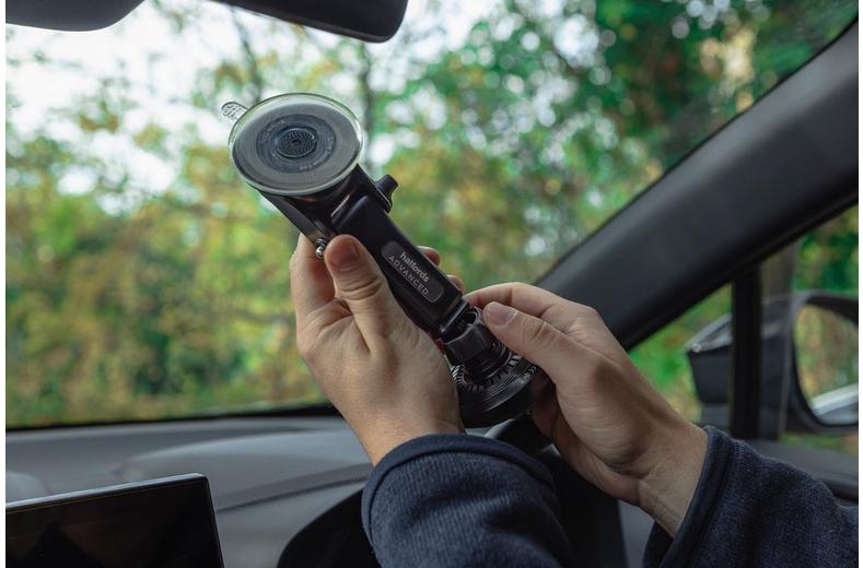 Halfords Advanced Wireless Windscreen and Dash Phone Holder Halfords Advanced Wireless Windscreen and Dash Phone Holder
