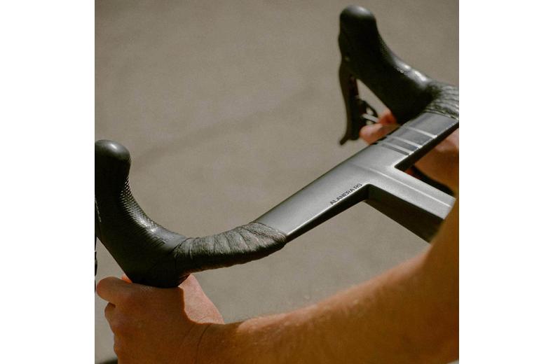 Deda Alanera RS Integrated Carbon Handlebar, 42cm x 90mm Deda Alanera RS Integrated Carbon Handlebar, 42cm x 90mm