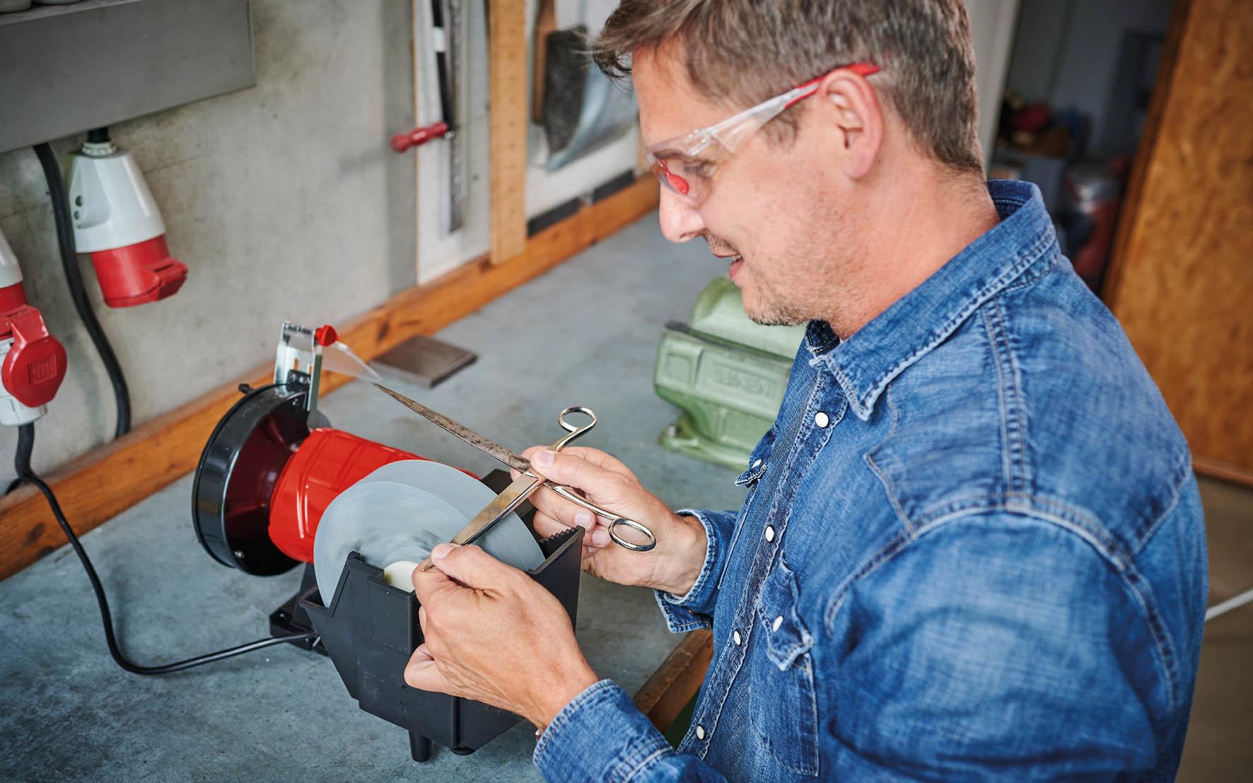 Einhell 200mm Wet and Dry Bench Grinder