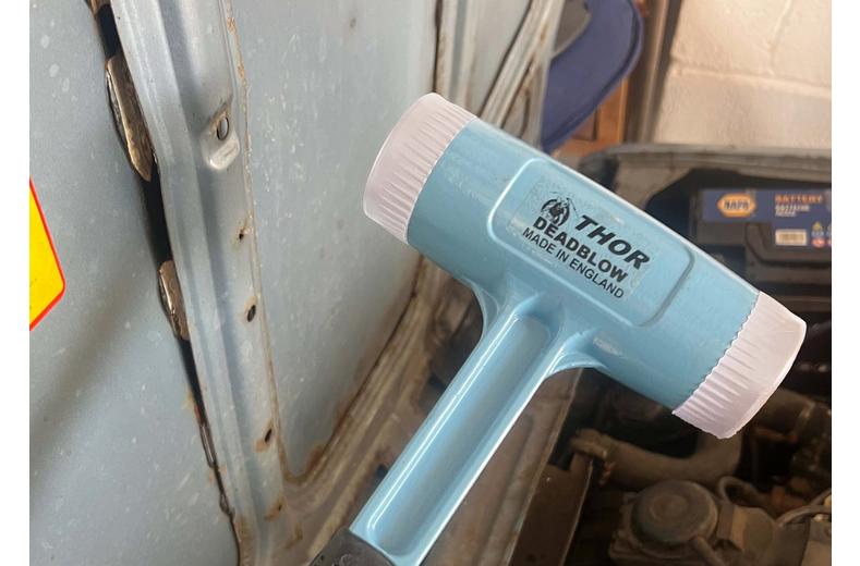 Thor 20-2020 Dead Blow Nylon Hammer 63mm 1.85kg (65oz) Thor 20-2020 Dead Blow Nylon Hammer 63mm 1.85kg (65oz)