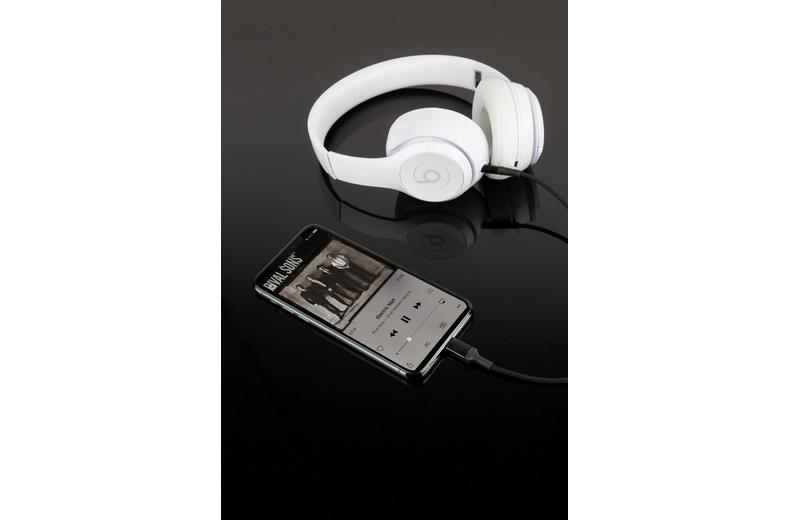 Scosche StrikeLine 3.5mm AUX to Lightning Audio Cable 1.2m Scosche StrikeLine 3.5mm AUX to Lightning Audio Cable 1.2m