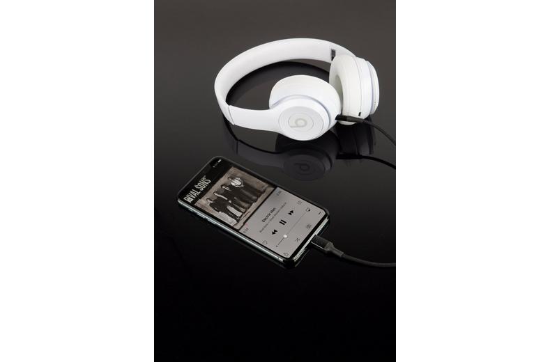 Scosche StrikeLine 3.5mm AUX to Lightning Audio Cable 1.2m Scosche StrikeLine 3.5mm AUX to Lightning Audio Cable 1.2m