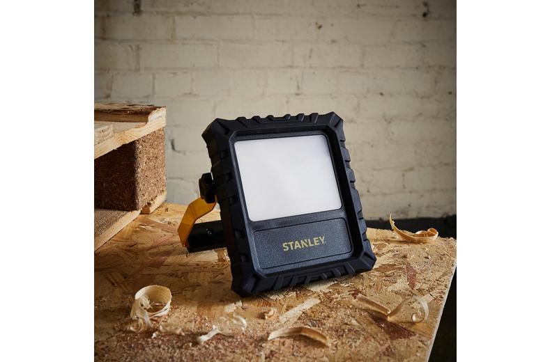 Stanley 1000 Lumens Rechargeable Worklight with Rubber Bezel Surround. IP65. USB-C Stanley 1000 Lumens Rechargeable Worklight with Rubber Bezel Surround. IP65. USB-C