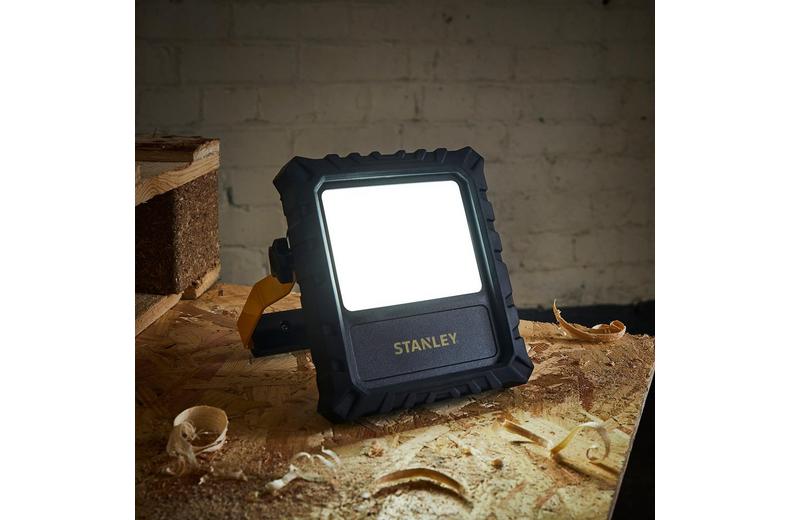 Stanley 1000 Lumens Rechargeable Worklight with Rubber Bezel Surround. IP65. USB-C Stanley 1000 Lumens Rechargeable Worklight with Rubber Bezel Surround. IP65. USB-C